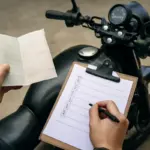 Cosa controllare nella documentazione di una moto usata? Eviti brutte sorprese con una checklist rapida